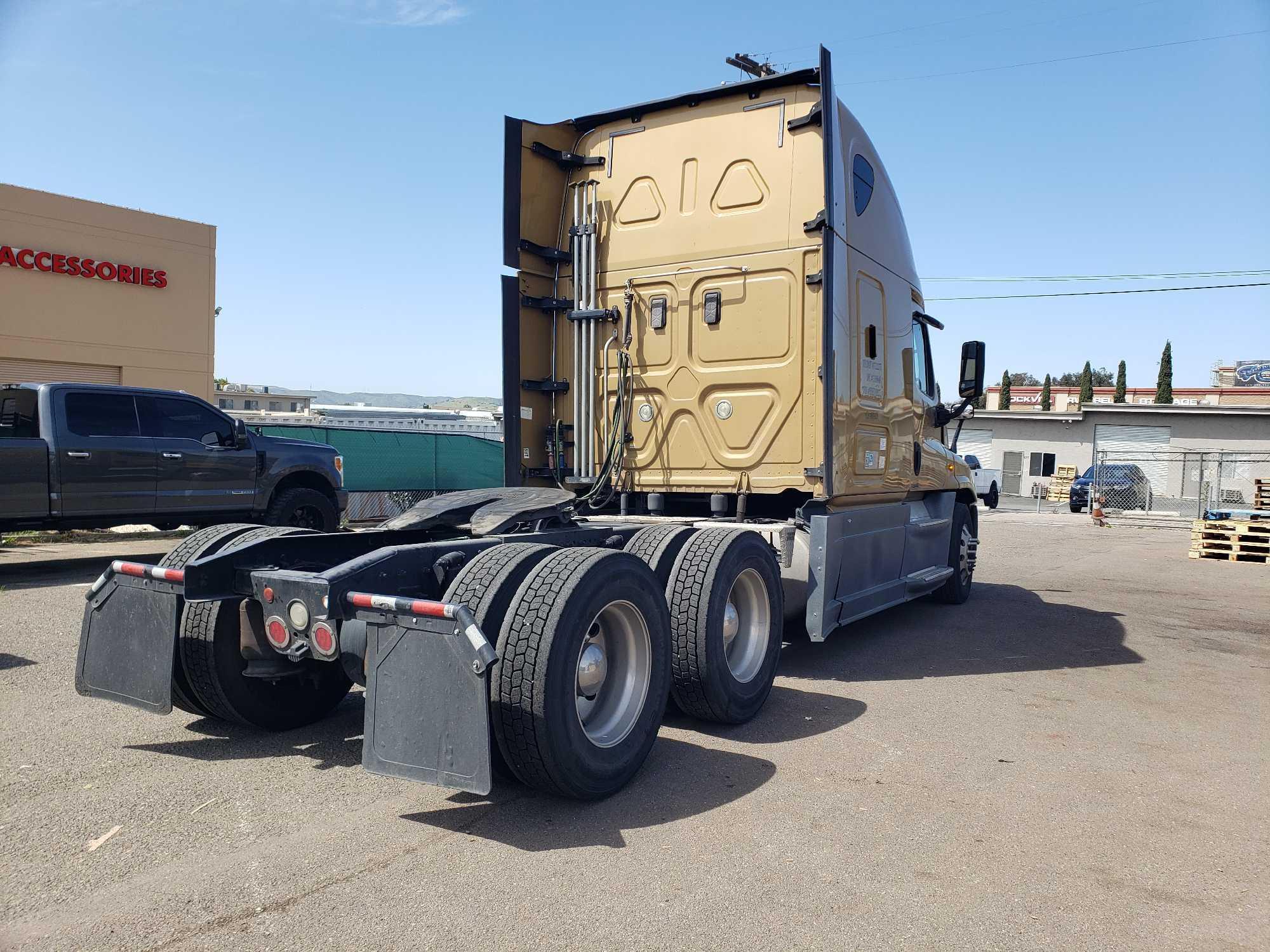 2017 Freightliner Cascadia 125 Sleeper Truck