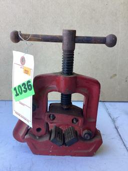 Vintage Ridgid bench pipe vise