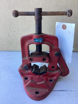 Vintage Ridgid bench pipe vise