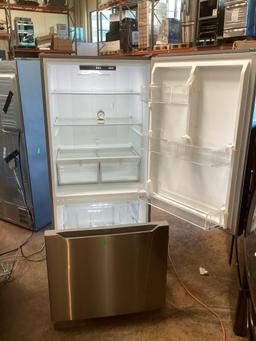 Insignia 18.6 cu. ft. Bottom Freezer Refrigerator*COLD*