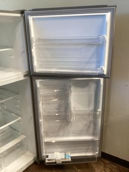 Insignia 18 cu. ft. Top Freezer Refrigerator*COLD*