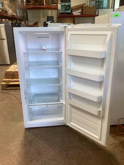 Insignia 17 cu. ft. Garage Ready Convertible Upright Freezer*COLD*PREVIOUSLY INSTALLED*