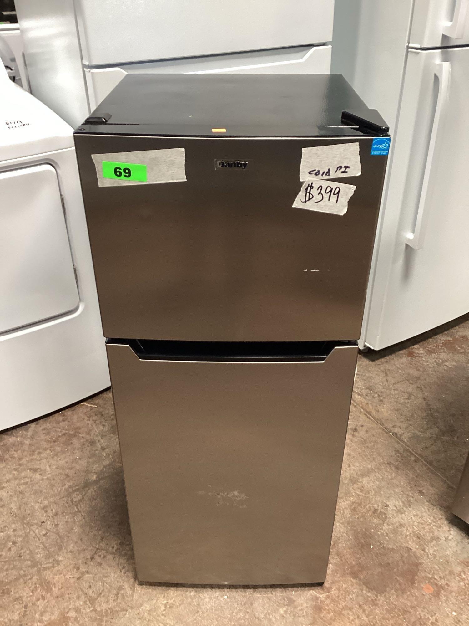 Danby 7.4 cu. ft. Apartment Size Top Freezer Refrigerator*COLD*PREVIOUSLY INSTALLED*