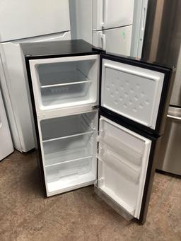 Danby 7.4 cu. ft. Apartment Size Top Freezer Refrigerator*COLD*PREVIOUSLY INSTALLED*