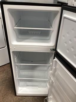 Danby 7.4 cu. ft. Apartment Size Top Freezer Refrigerator*COLD*PREVIOUSLY INSTALLED*