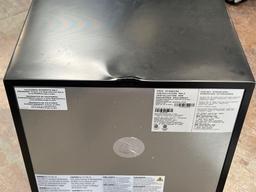 Frigidaire 4.5 cu. ft. Compact Refrigerator*COLD*PERVIOUSLY INSTALLED*