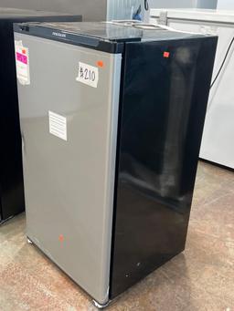 Frigidaire 3.3 cu. ft. Compact Refrigerator*COLD*PERVIOUSLY INSTALLED*