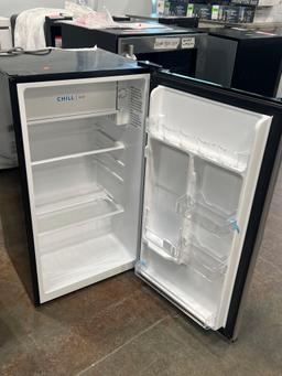 Frigidaire 3.3 cu. ft. Compact Refrigerator*COLD*PERVIOUSLY INSTALLED*