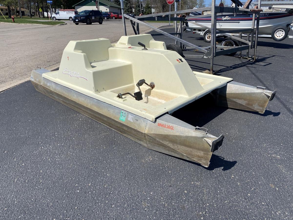 Eroca pontoon paddle boat