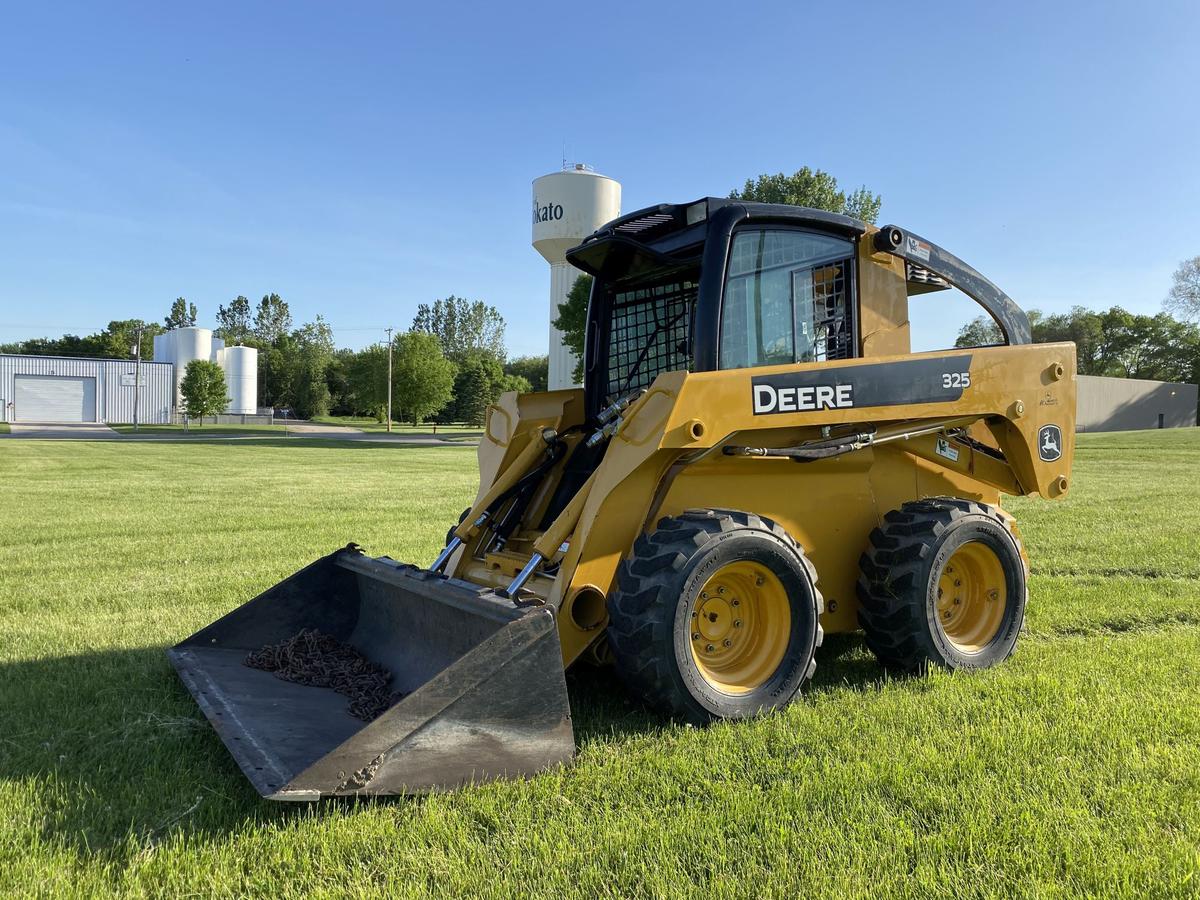 John Deere 325 Skid Loader