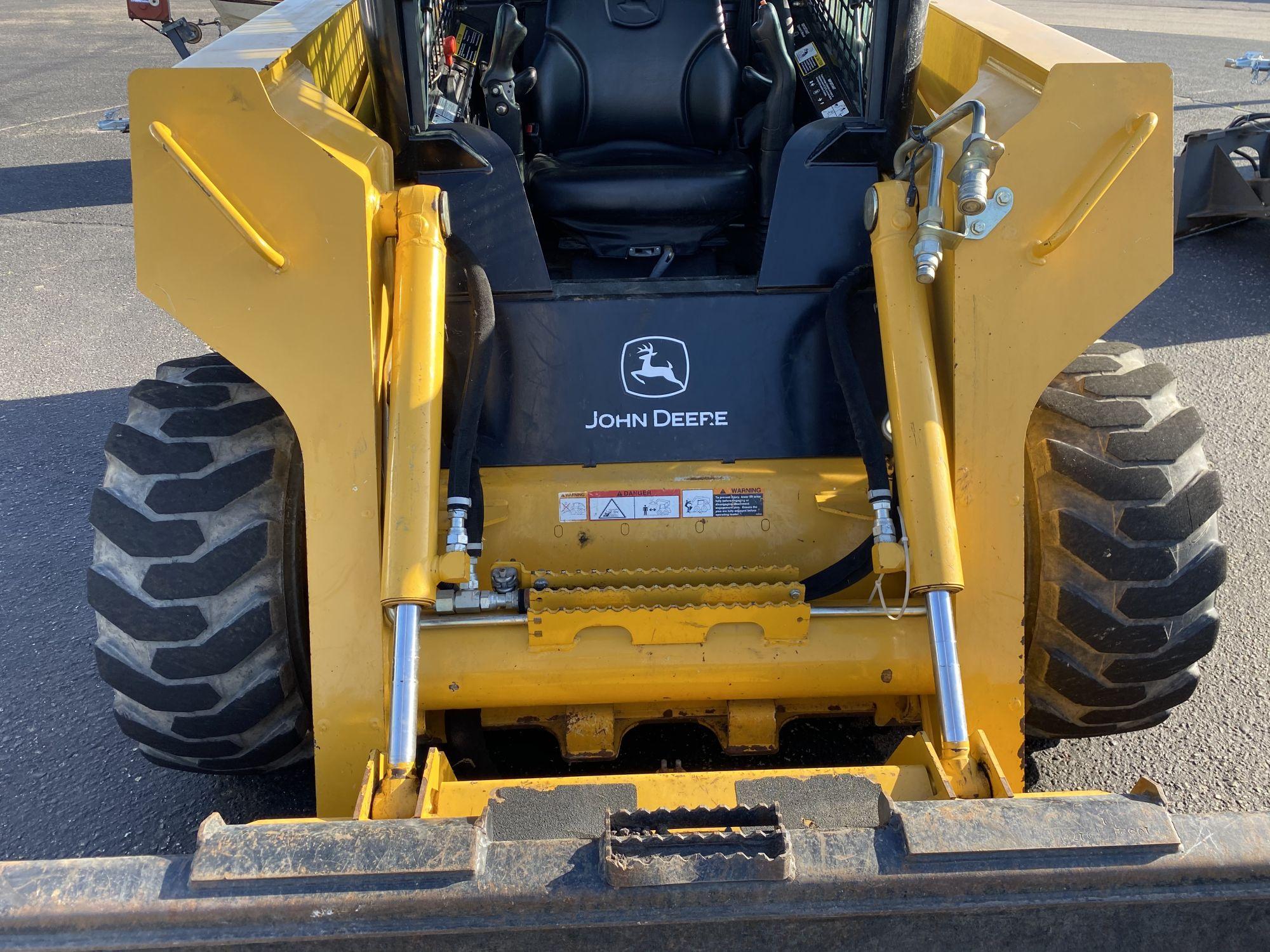 John Deere 325 Skid Loader