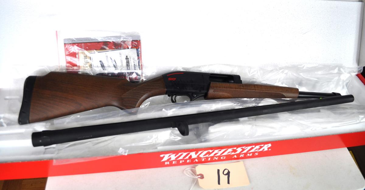 Winchester Super X Pump 12 ga shotgun & box - Model SXP Trap