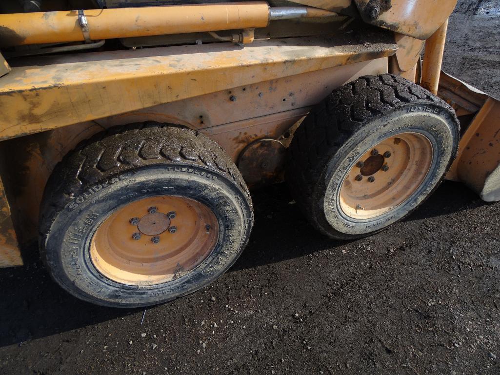 Case 1840 Skid Steer Loader, Auxiliary Hydraulics, 10-16.5 Tires, 62in Bucket, Hour Meter Reads:
