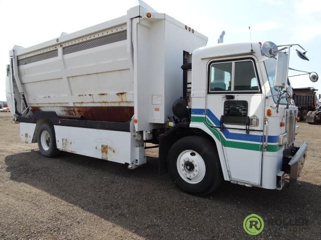 2000 PETERBILT 320 S/A Recycle Truck, Caterpillar Diesel, Automatic, Labrie Bed 33,000 LB GVWR, TOW