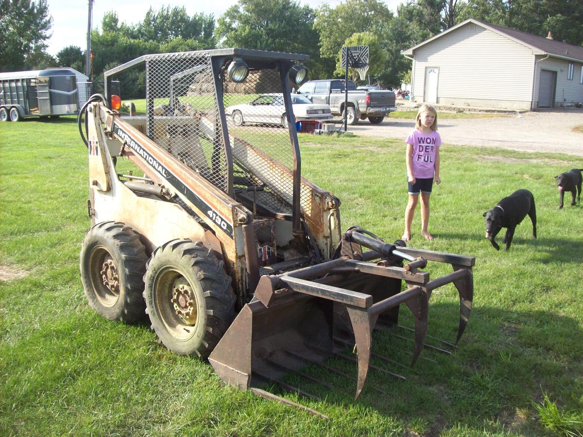 IH 4130 Skid Steer Grapple Fork 2 Bucket Good Tires, Runs Good