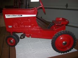 IH 856 Farmall Peddle Tractor