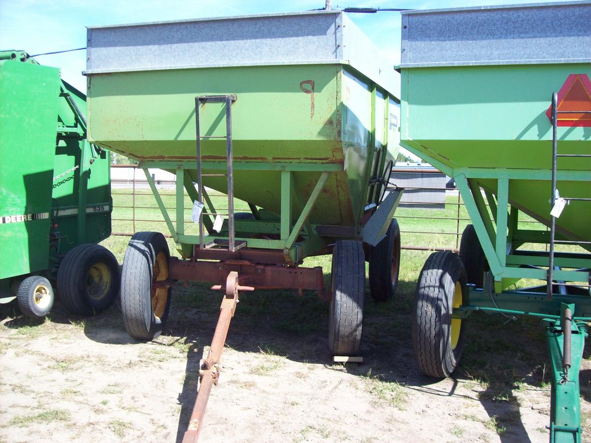 Parker 2600 Gravity Wagon on MN 10 Ton Gear 24" Truck Tires I1190