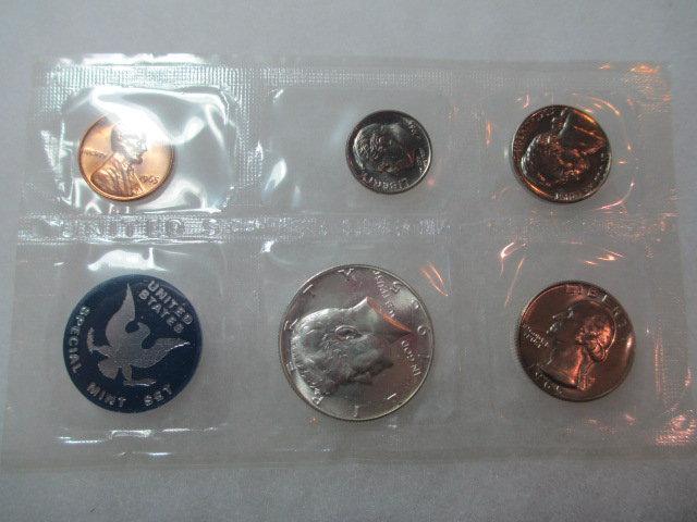 Three 1965 Special Mint Set - con 572