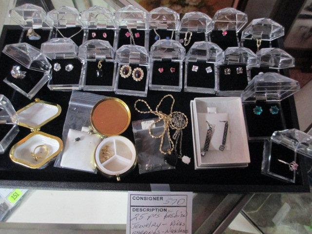 Lot of 25 Fashion Jewelry Items Earrings, Necklaces w/Pendants & Rings con 570