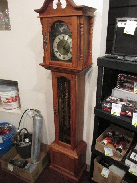 Grandmother Clock Westminster Chimes excellent condition  Will Not Be Shipped con 591