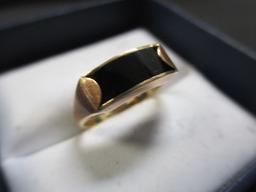 18k Gold Ring with Onyx Size 5.5 - con 395