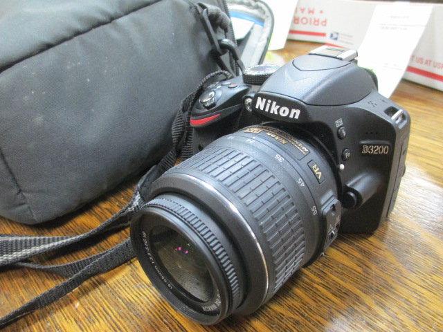 Nikon D3200 with Nikon DX18-55 mm Lens and case - works - con 317