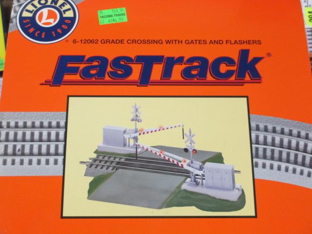 NIB Fastrack 6-12062 Grade Crossing W/Gates and Flashers con 317