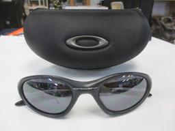 Oakley Sunglasses in Hard Shell Oakley Case - con 317
