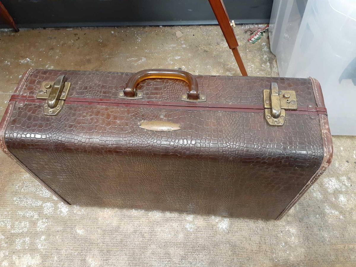 Vintage Suitcase - Will not be shipped - con 802