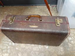 Vintage Suitcase - Will not be shipped - con 802