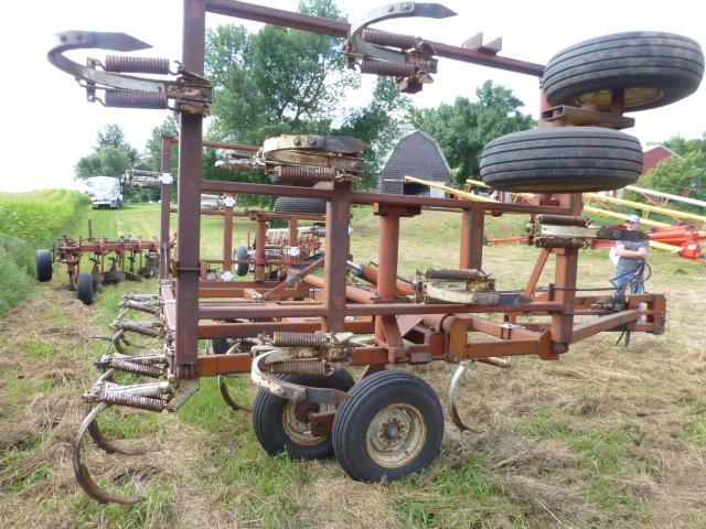 Wilrich 25' Spring Shank Lo Clear Pull-Type Chisel Plow