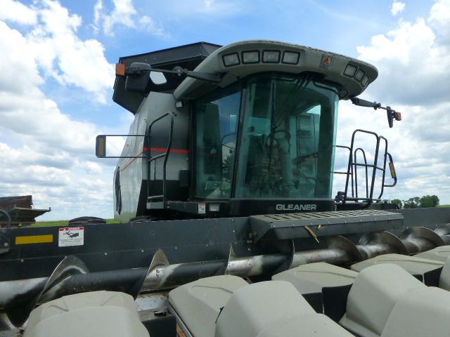 Gleaner R75 Combine