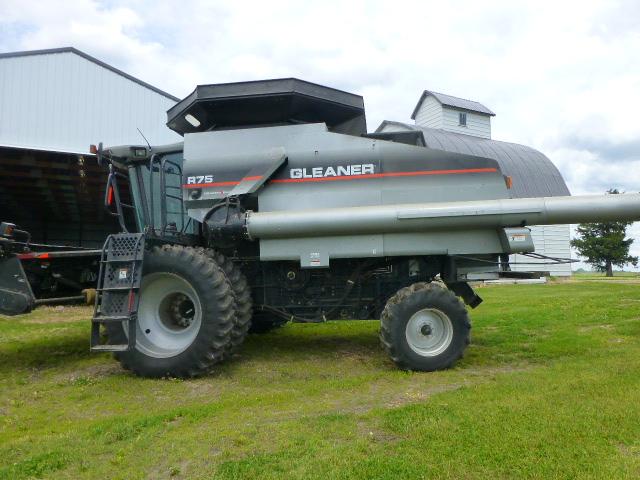 Gleaner R75 Combine