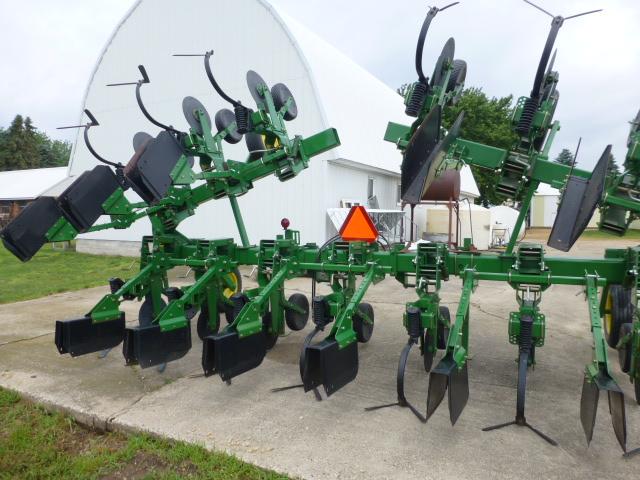 John Deere 856 12-30 Hyd. Fold Cultivator