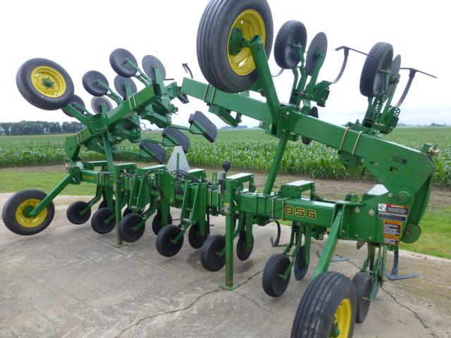 John Deere 856 12-30 Hyd. Fold Cultivator