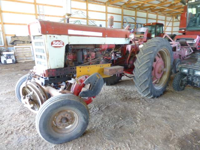 IH 560 Gas Tractor