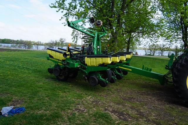 2012 John Deere 1760 12-30 Planter