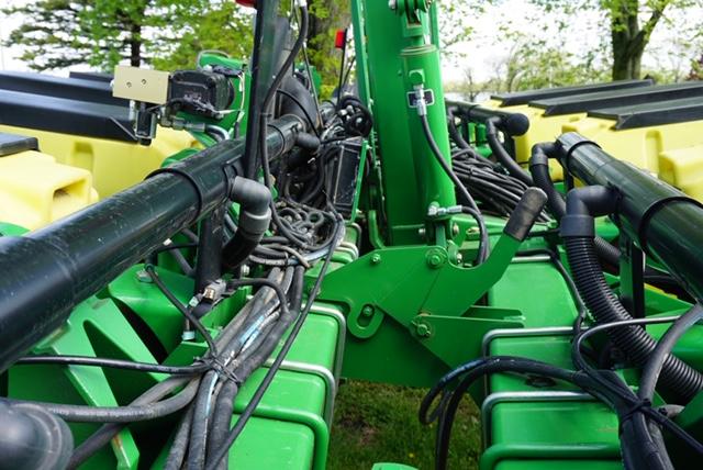 2012 John Deere 1760 12-30 Planter