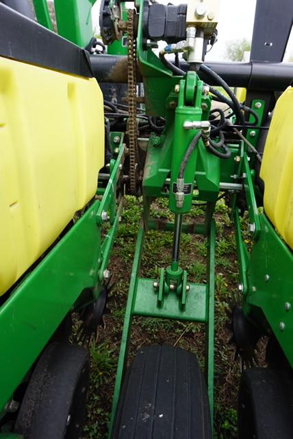 2012 John Deere 1760 12-30 Planter