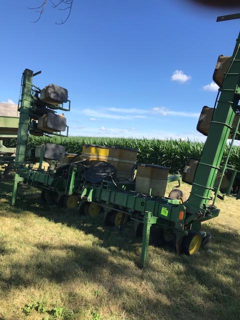 John Deere 7100 12-30" 3 pt Hyd. Wing Planter