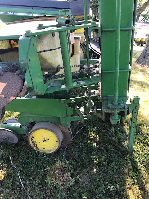 John Deere 7100 12-30" 3 pt Hyd. Wing Planter