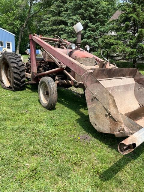 IH 300 Utility Tractor