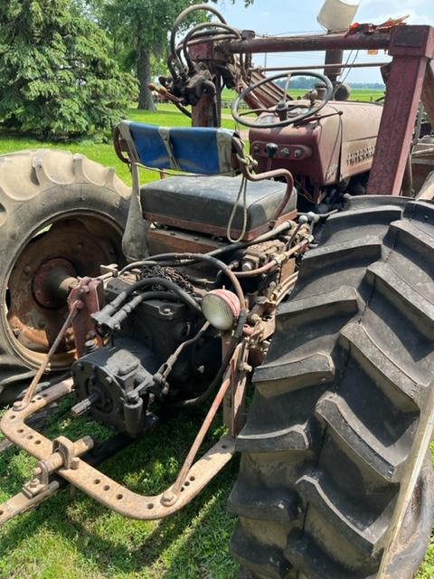 IH 300 Utility Tractor