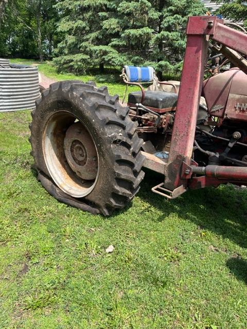 IH 300 Utility Tractor