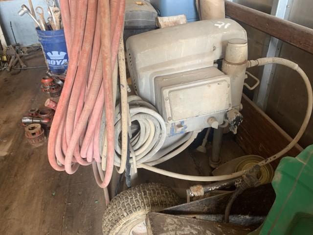 5 Gallon Pneumatic Paint Machine With Hose Location: Eldorado, TX