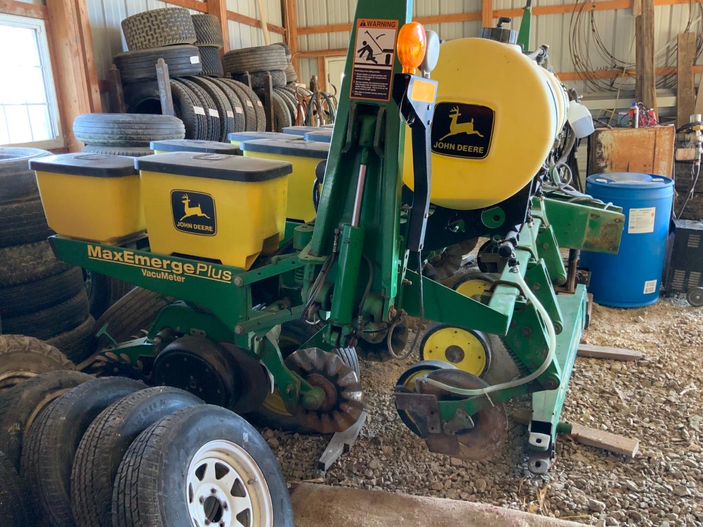 JD 1750 Conservation (6-30”) Vacuum MAXEMERG PLUS Corn Planter w/ liquid fert., insect. boxes, monit