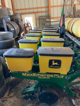 JD 1750 Conservation (6-30”) Vacuum MAXEMERG PLUS Corn Planter w/ liquid fert., insect. boxes, monit