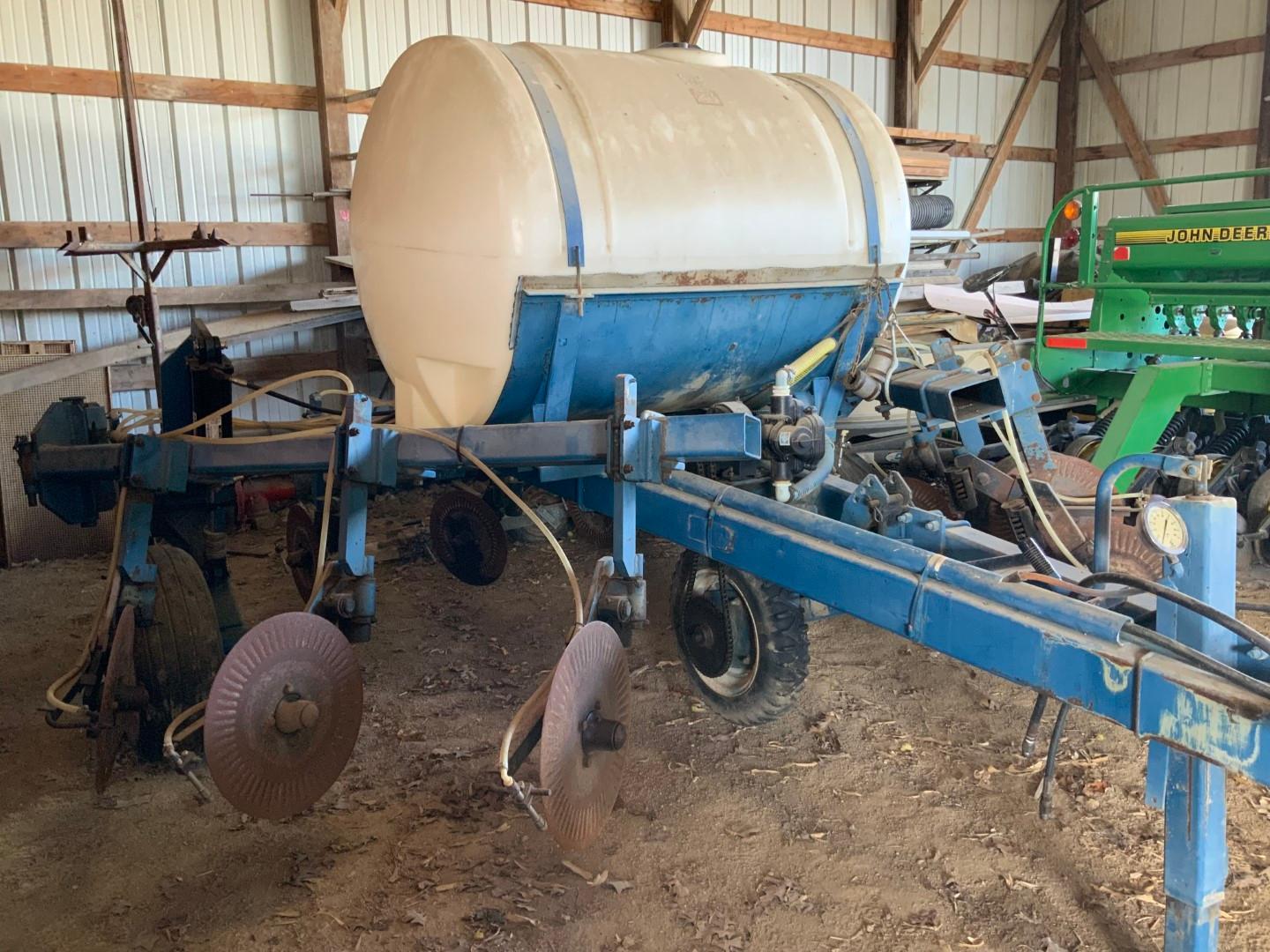 11-Shank 28% Applicator w/ new lift cyl’s & 500gal tank