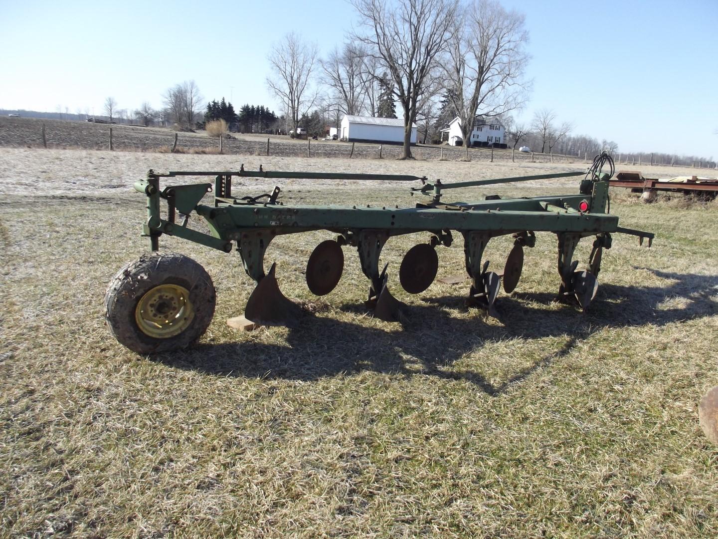 JD (4-18”) 1350/1450 semi mtd plow w/ cush coulters (good)