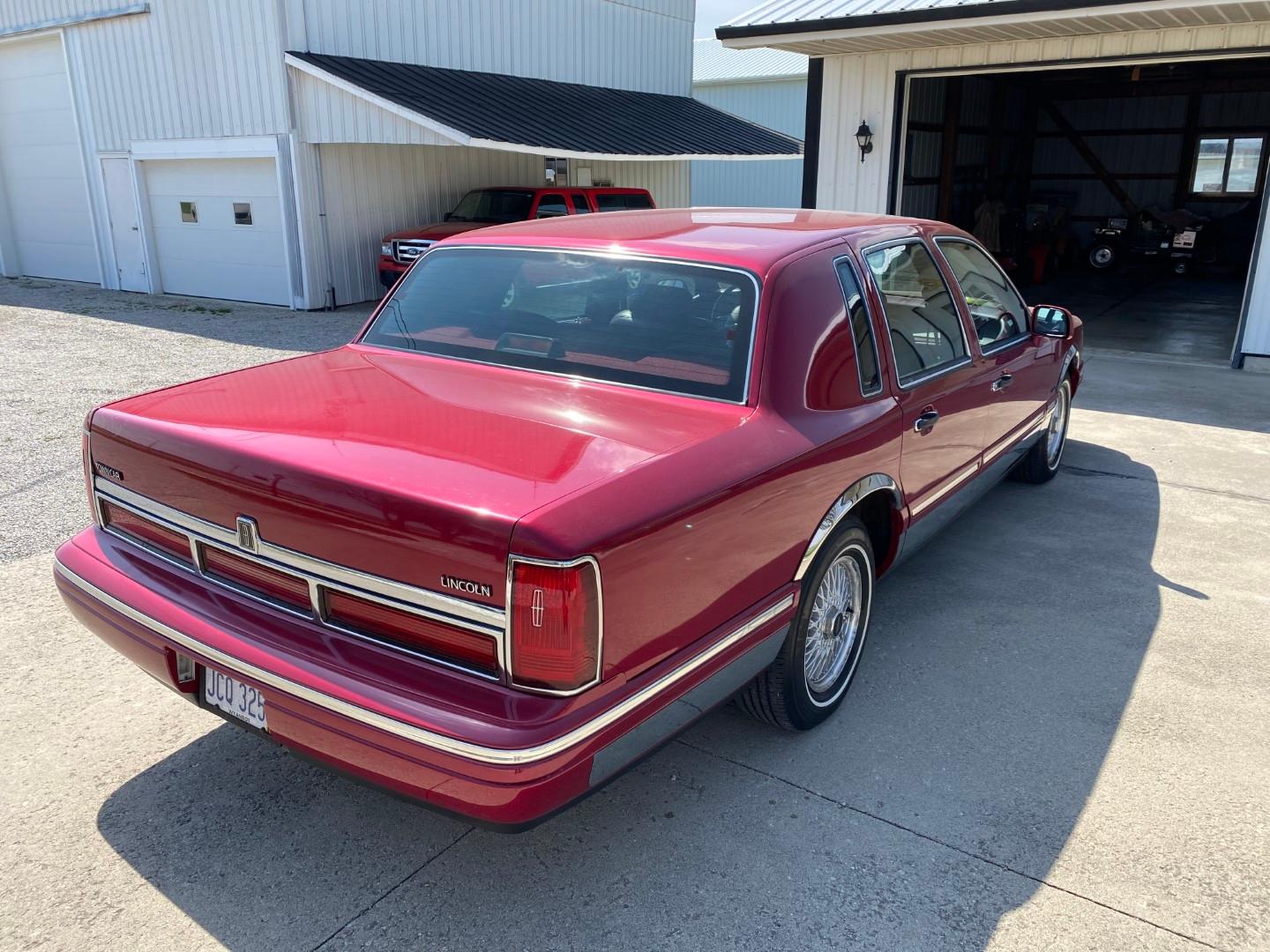 1995 Lincoln Town Car, Moon Roof, Full Power, 4DR, 97,671 mi., Very Good